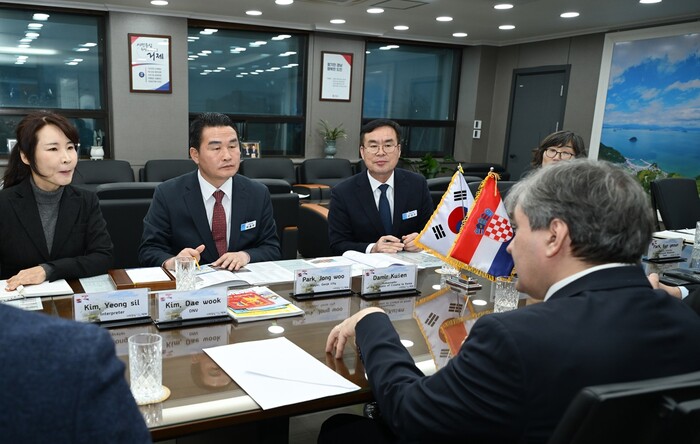 박종우 거제시장이 거제시를 방문한 다미르 쿠셴 주한크로아티아공화국대사와 교류증진∙협력방안을 논의하고 있다.(사진=거제시)