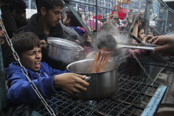 18일(현지시간) 가자지구자발리야 난민캠프에서 한 어린이가 음식을 배급받고 있다.(사진=AP, 연합뉴스)