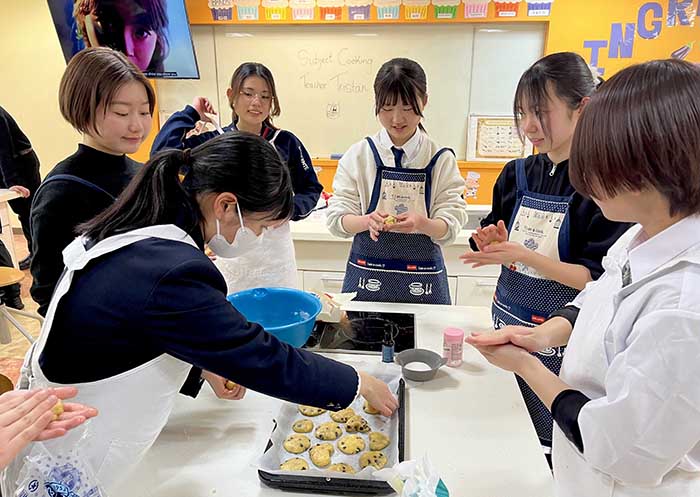 일본인 대학생들이 대구경북영어마을에서 요리영어 체험학습에 참여한 모습.(사진=영진전문대)