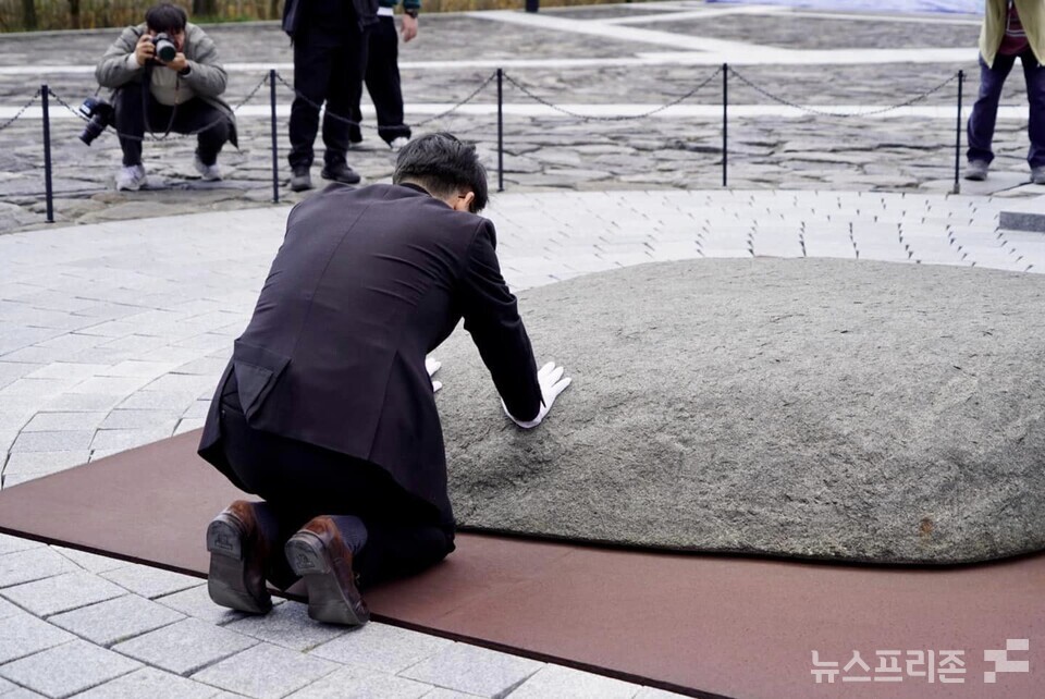 박용진 더불어민주당 의원이 19일 경남 김해 봉하마을 고 노무현 전 대통령 묘역을 참배하고 있다. (사진=박용진 의원 SNS)