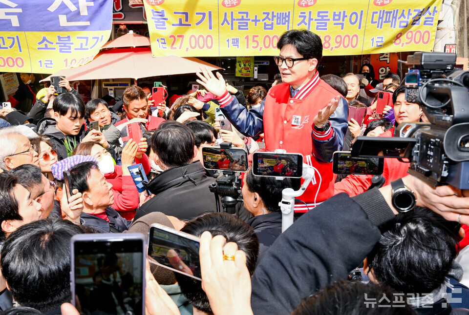 국민의힘 한동훈 총괄선대위원장이 20일 안양시 관양시장을 방문, 거리인사를 하고 있다. (사진=연합뉴스)