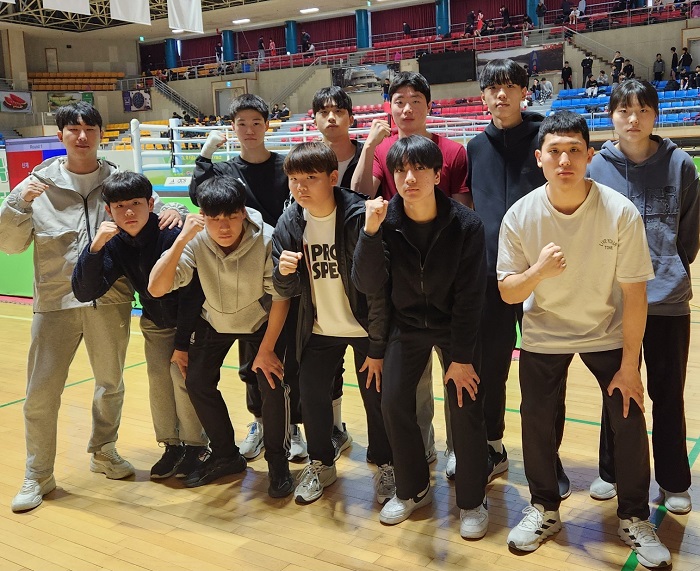 김대하 (왼쪽)관징과 SM프로모션 선수단