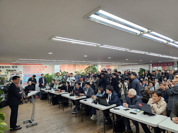 도태우 변호사가 지난 21일 대구시 남구 선거사무소에서 기자회견을 열고 있다.(사진=도태우 후보 사무실)