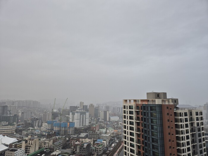 서울 하늘의 비구름때 모습 ⓒ 뉴스프리존