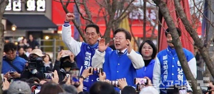 23일 김포 라베니체를 방문한 이재명 대표가 김주영·박상혁 후보와 함께 국회의원 선거 지지를 호소하고 있다./사진=김주영켐프