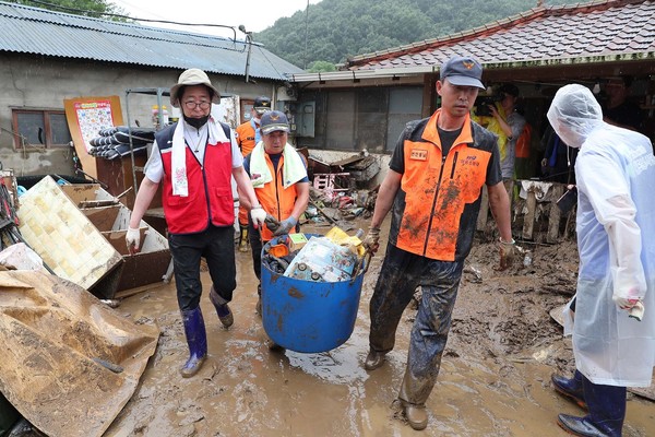 지난 2020년 충남도지사였던 양승조 후보가 폭우 피해을 입은 현장에서 자원봉사하고 있는 모습.(사진=뉴스프리존)