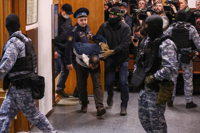 24일(현지시간) 모스크바 법정에 테러 피의자가 출두하고 있다.(