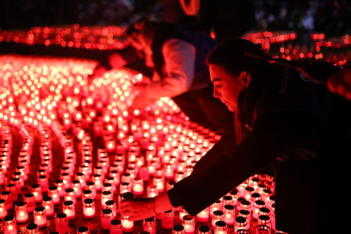 크라스노고르스크시에서 24일(현지시간) 시민들이 테러 희생자를 추모하는 촛불을 밝히고 있다.(사진=타스, 연합뉴스)