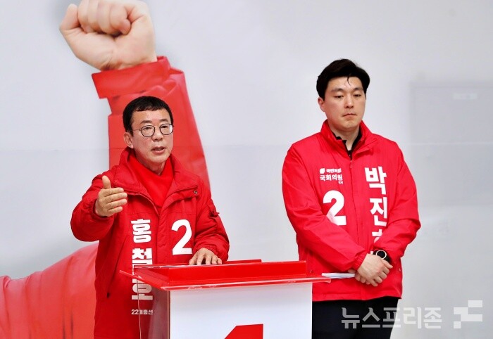 22대 국회의원에 출마하는 국민의힘 홍철호 후보와 박진호 후보가 기자회견을 하고있다./사진=윤의일기자