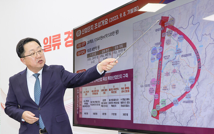 26일 대전시청 브리핑실에서 이장우 시장이 신규 산단 535만 평 조성 계획을 설명하고 있다.(사진=대전시)