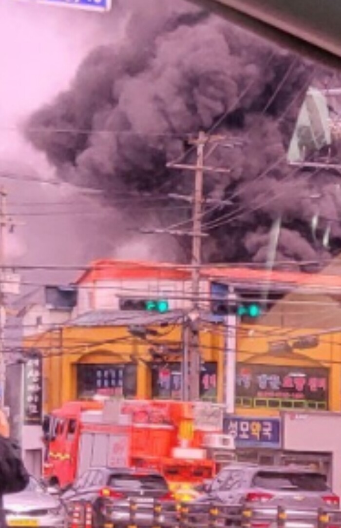 27일 오전 11시52분쯤 충남 서산시 동문동의 한 상가 건물 오토바이 판재점에서 불이 나 검은 연기가 솟아 오르고 있다.(사진=뉴스프리존 독자)