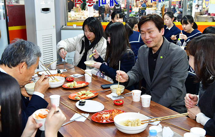 경산시를 방문한 일본 자매도시 조요시 중학생 방문단이 지난 26일 조현일 경산시장과 경산공설시장을 찾아 한국의 전통시장을 경험하고 있다.(사진=경산시)