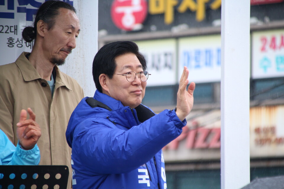인사하는 양승조 홍성·예산 국회의원 후보.(사진=박성민기자)
