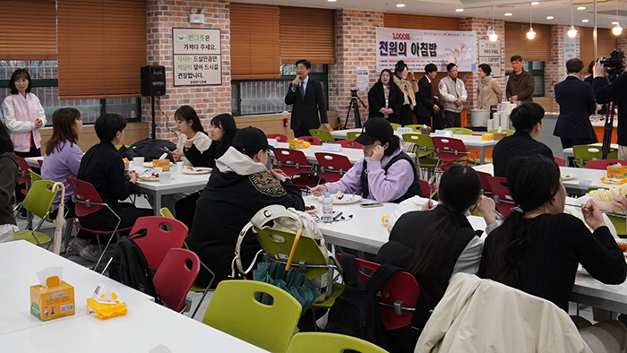 아침식사를 하고 있는 학생들에게 천원의 아침밥 취지를 설명하고 있는 박승호 총장.(사진=계명문화대)