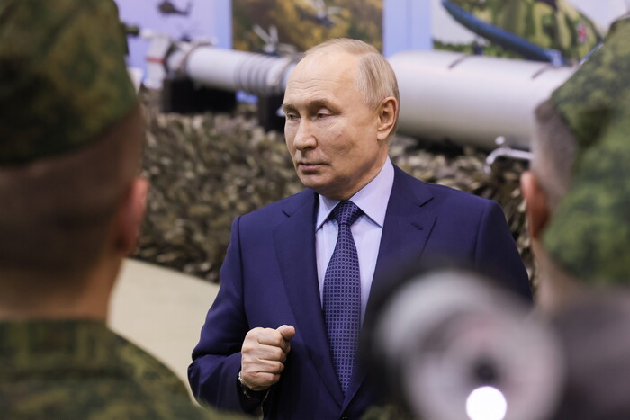 푸틴 러시아 대통령이 27일(현지시간) 조종사들을 만나 이야기하고 있다.(사진=타스, 연합뉴스)