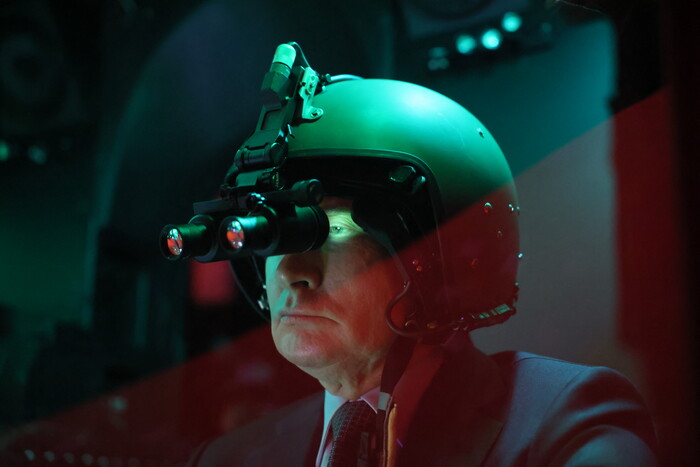 러시아 토르조크의 항공 부대에서 조종사용 헬멧을 써 보고 있는 푸틴 대통령(사진=AFP, 연합뉴스)