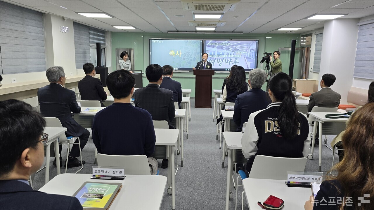설동호 대전시교육감이 28일 오후 2시 '대전과학고등학교 도서관 개관식'에 참석해 축사를 하고 있다.(사진=이현식 기자)