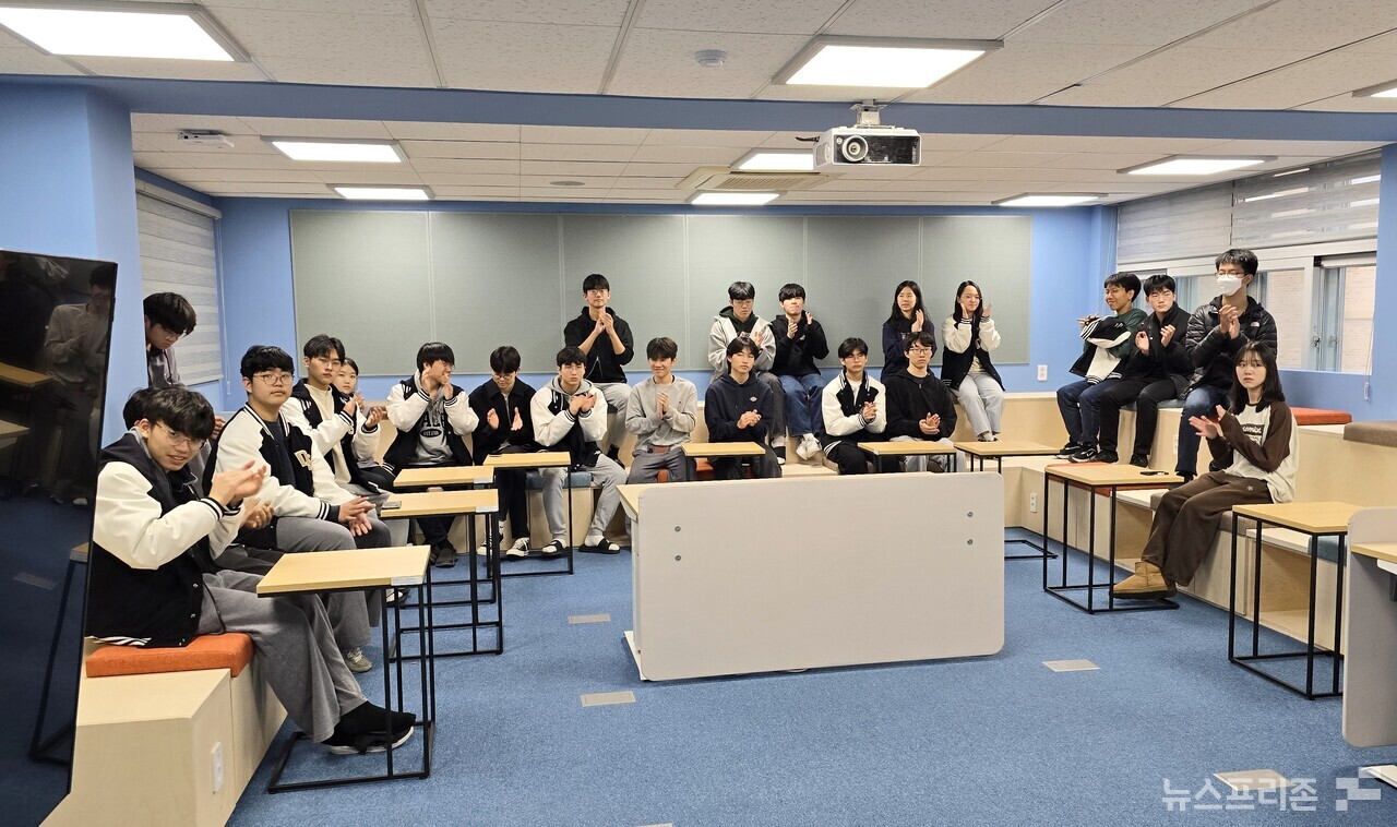 대전과학고등학교 학생들이 여명마루 도서관 개관식 행사에 참석해 박수를 보내고 있다.(사진=이현식 기자)