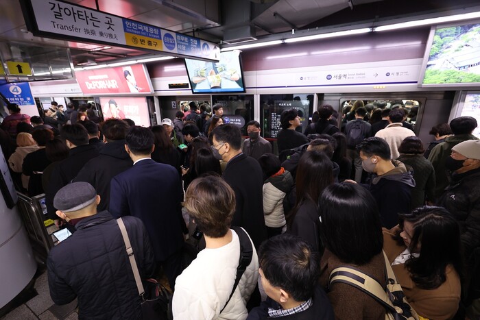 28일 아침 서울시내버스 파업에 따라 지하철로 몰린 출근길 시민들(사진=연합뉴스)