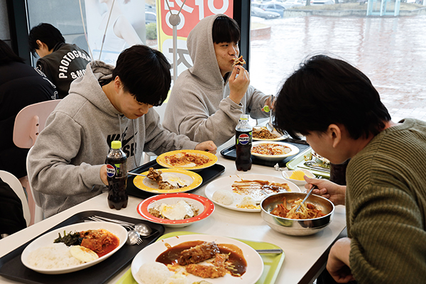 사진2 : 경일대 학생들이 ‘천원의 점심밥’을 다양하게 시켜 먹고 있다.(사진=경일대)