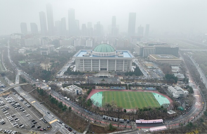 29일 황사와 비구름에 둘러싸인 서울 여의도 국회의사당(사진=연합뉴스)