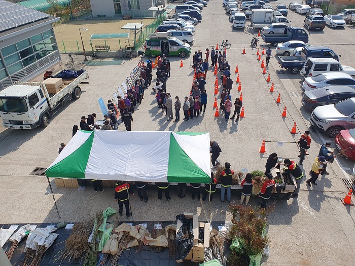 영덕국유림관리소는 4월5일 반려나무 나누어주기 행사를 영해 예주스포츠센터 앞에서 개최키로 했다.(사진=영덕국유림관리소)