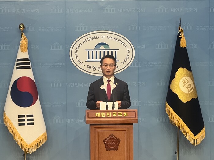 김해을 국민의힘 후보인 조해진 의원이 31일 서울 여의도 국회 소통관에서 윤석열 대통령의 대국민 사과와 내각 총사퇴, 국정 전면 쇄신을 촉구하는 기자회견을 하고 있다. (사진=조해진 의원실)