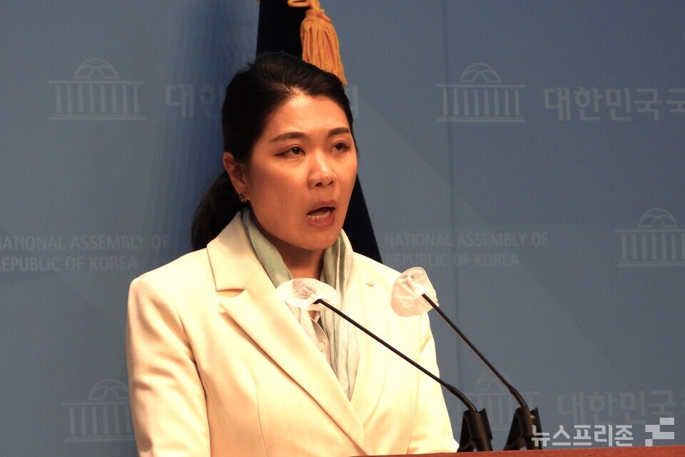 신현영 더불어민주당 대변인이 1일 서울 여의도 국회 소통관에서 윤석열 대통령의 의료개혁·의대 증원 관련 대국민 담화에 대해 브리핑을 하고 있다. (사진=김정현 기자)