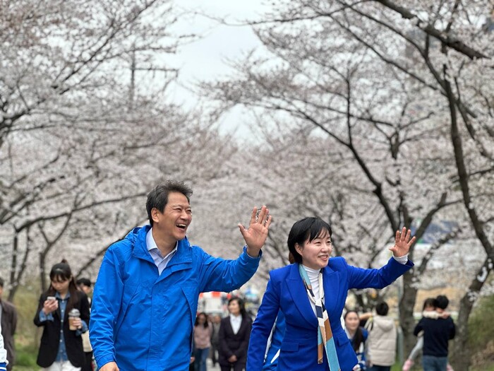 임종석 전 대통령실 비서실장이 사천남해하동 더불어민주당 제윤경 후보 지원 유세 후 지지자들에게 손을 ㄷ을어 인사를 하고 있다.(사진=제윤경 후보 선대위)