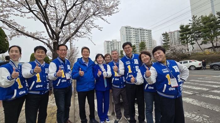 임종석 전 대통령실 비서실장이 사천남해하동 더불어민주당 제윤경 후보 지원 유세에서 엄지 손가락을 치켜세우고 지지를 당부하고 있다.(사진=제윤경 후보 선대위)