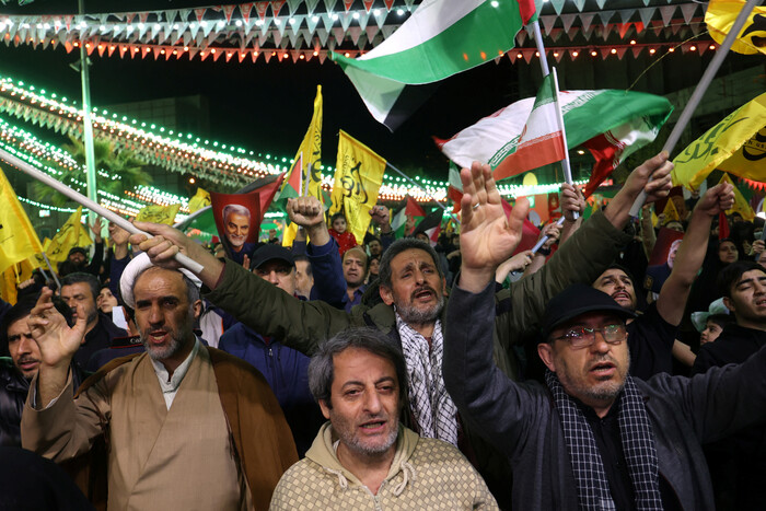 이란 국민들이 1일(현지시간) 테헤란에서 이스라엘 규탄 시위를 벌이고 있다. (사진=로이터, 연합뉴스)