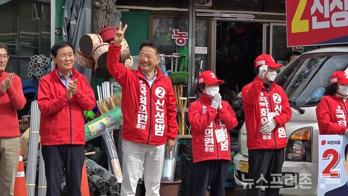 2일 오전 신성범 후보의 함양 장날 유세 모습.(사진=이태헌 기자)