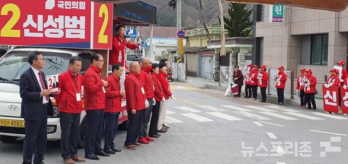 2일 오후 합천군 삼가면 장터에서 유세 중인 신성범 후보.(사진=이태헌 기자)