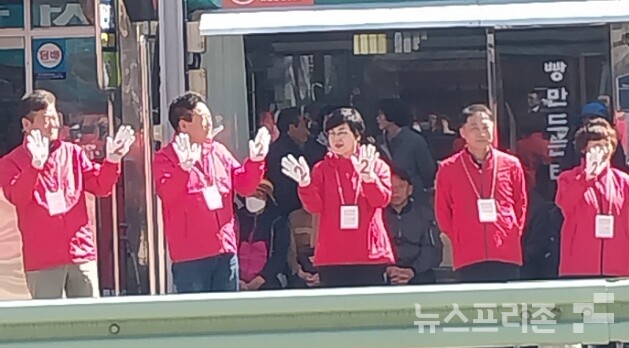 1일 거창장날 신성범 후보의 유세에 함께하고 있는 거창군의원들 모습.(사진=이태헌 기자)