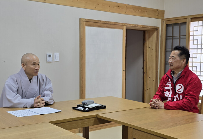신성범 후보가 2일 오후 해인사를 예방 환담을 나누고 있다.(사진=신성범 후보 캠프)