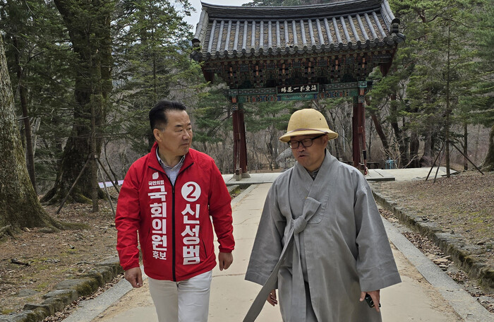 신성범 후보가 2일 오후 해인사를 방문했다.(사진=신성범 후보 캠프)