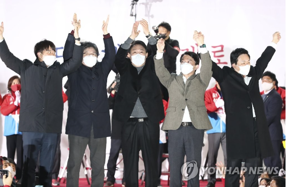 국민의힘 윤석열 대선 후보가 2022년3월8일 저녁 서울광장에서 피날레 유세를 마치며 인사하고 있다.(왼쪽부터 국민의힘 이준석 대표, 유승민 전 의원, 윤 후보, 국민의당 안철수 대표, 원희룡 선거대책본부 정책본부장.)