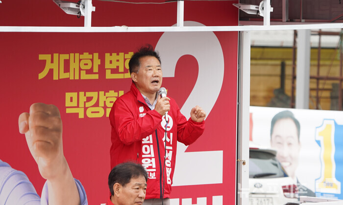 신성범 후보가 농지법 개정으로 농지 거래 실종을 해결하겠다고 유세하고 있다.(사진=이태헌 기자)