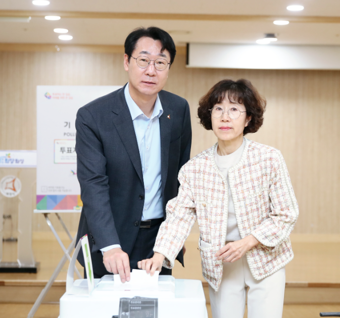 정명근 화성시장은 제22대 국회의원선거 사전투표 첫날인 5일 부인 이선희 여사와 함께 화산동 사전투표소를 방문해 유권자로서 소중한 한 표를 행사했다.(사진=화성시)
