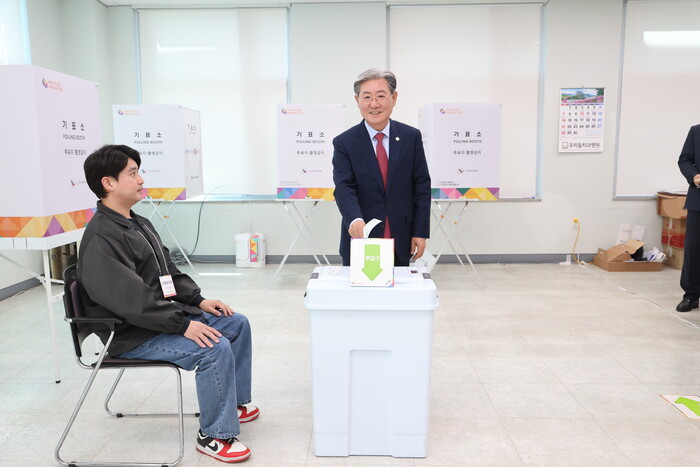 오태완 의령군수가 제22대 국회의원선거 사전투표 첫날인 5일 오전 의령노인복지관 1층에 마련된 의령읍 사전투표소에서 소중한 한 표를 행사하고 있다.(사진=의령군)