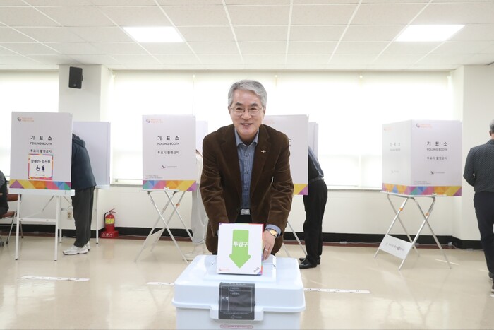 5일 박종훈 경남교육감이 창원시 성산구 반송동행정복지센터에서 제22대 국회의원 선거 사전 투표에 참여하고 있다.(사진=경남교육청)