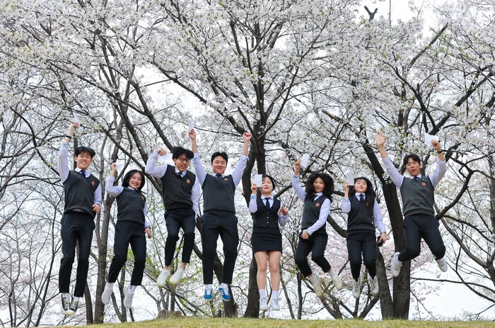 5일 경기도 수원시 장안구 연무동 행정복지센터에 마련된 사전투표소에서 생애 첫 투표를 한 수원시 삼일공업고등학교 학생들이 확인증을 들고 인증샷을 찍고 있다.(사진=연합뉴스)