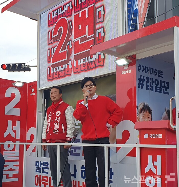 한동훈 국민의힘 비상대책위원장 겸 총괄선거대책위원장이 6일 경남 거제시 고현사거리에서 서일준 후보 지원 유세를 하고 있다.(사진=강맹순 기자)