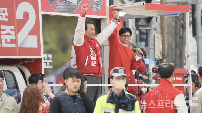 한동훈 국민의힘 비상대책위원장 겸 총괄선거대책위원장이 6일 경남 거제시 고현사거리에서 서일준 후보 지원 유세를 하고 있다.(사진=강맹순 기자)