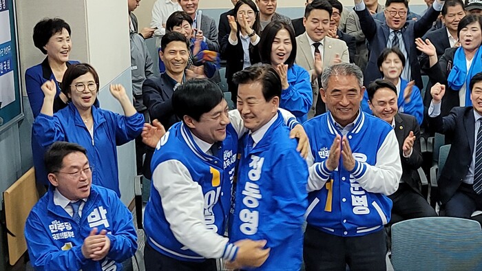 더불어민주당 전북도당에서 출구조사 예측을 듣고 이성윤 후보와 정동영 후보가 서로에게 축하해 주고 있다(사진=이성윤 캠프)