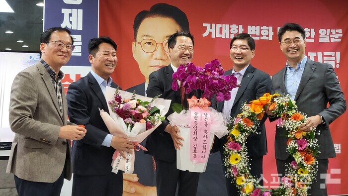 신성범 당선자가 축하를 빋고있다.(사진=이태헌기자)