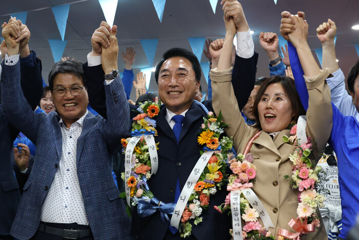 박수현 후보 당선 = 제22대 국회의원선거 충남 공주시부여군청양군 더불어민주당 박수현 당선인이 11일 당선 소식을 듣고 기뻐하고 있다.