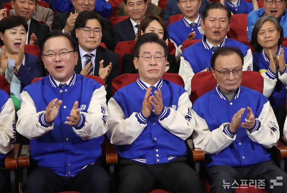 더불어민주당 이재명 대표, 이해찬·김부겸 상임공동선거대책위원장 등 당 지도부가 10일 오후 서울 여의도 국회 의원회관에 마련된 제22대 국회의원선거(총선) 민주당 개표 상황실에서 방송사 출구조사 결과를 지켜보며 환호하고 있다. (사진=연합뉴스)