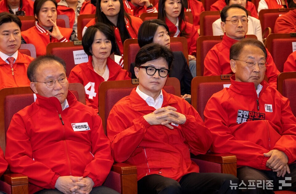 국민의힘 한동훈 총괄선대위원장 등이 10일 서울 여의도 국회도서관에 마련된 제22대 국회의원선거 개표상황실에서 출구조사 결과를 시청하고 있다. (사진=연합뉴스)