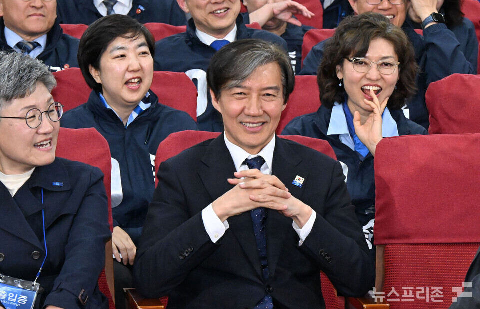 조국혁신당 조국 대표가 10일 국회에서 총선 출구조사 결과 발표를 보고 있다. (사진=연합뉴스)